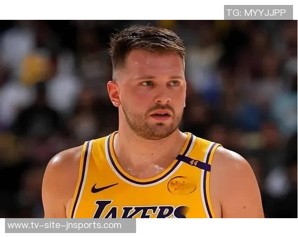 浓眉交易后表现不佳仅打29场东契奇稳定发挥56场数据亮眼 浓眉交易后表现不佳仅打29场东契奇稳定发挥56场数据亮眼